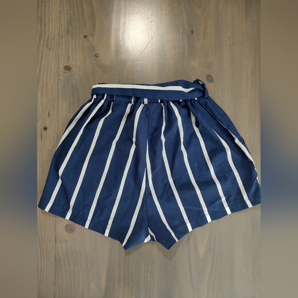 Women's shorts - Picture 2 of 3